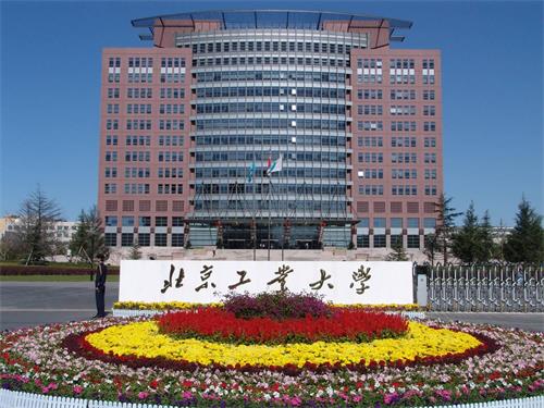 工業(yè)機器人學(xué)校選哪里？