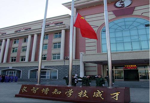 保定新興工業(yè)技工學(xué)校是全日制學(xué)校嗎？學(xué)校提供住宿嗎？