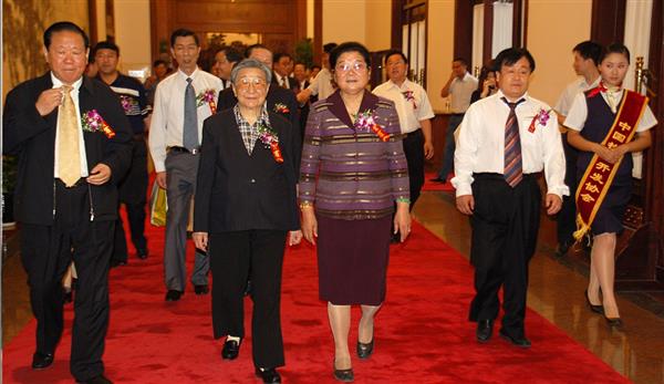 全國政協(xié)副主席錢正英（左一）、十五屆中央委員顧秀蓮（左三）、國務(wù)院扶貧主任，政協(xié)常委胡富國（左一）、北方汽車專修學(xué)校曹振峰董事長（右一）在人民大會堂共同出席北方學(xué)校七千萬扶貧工程