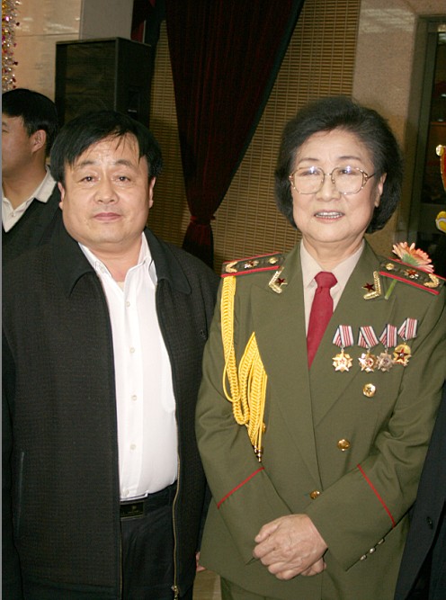 全國一級演員，政協(xié)委員馬玉濤（右一）與曹振峰同志合影